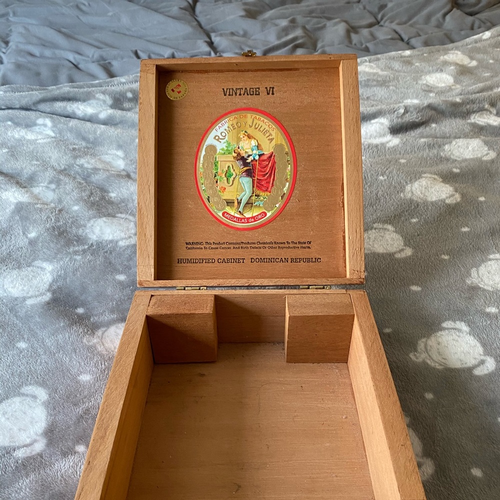 Vintage cigar box (jewelry box)